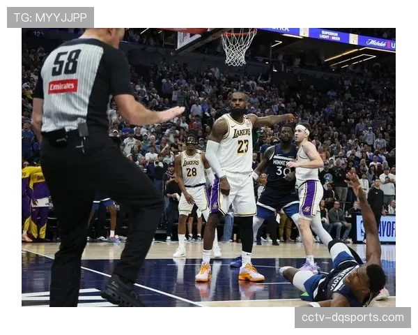 花絮：詹姆斯在成功造进攻犯规后，立即起身参与快攻并助攻队友得分