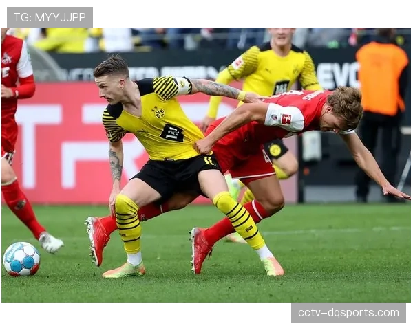 替补奇兵：柏林联合小将打入德甲处子球后，看台上父亲的泪水