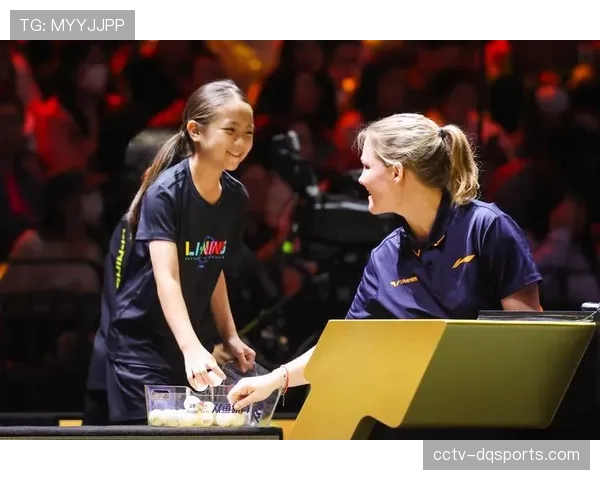 场边：勒沃库森比赛中，场边球童快速递球帮助球队发起快攻获主帅点赞